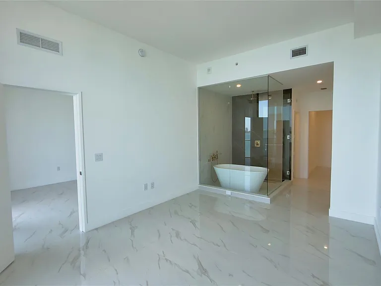 710 NE 29th St #206 — Photo 5