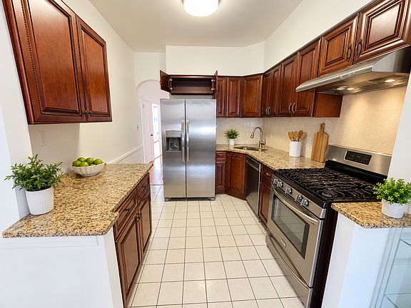 4th image of 1150 E 53rd St Floor 2