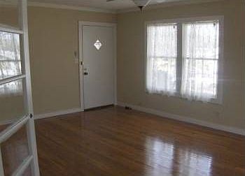 3rd image of 419 W Nacogdoches St