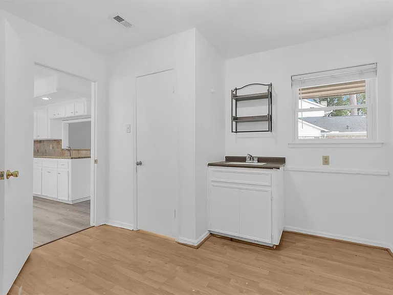 1122 Rhine Ln — Photo 15