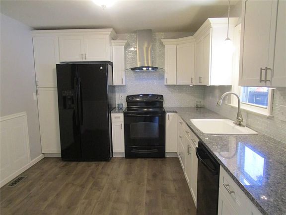 2nd image of 1810 Hillcrest Dr