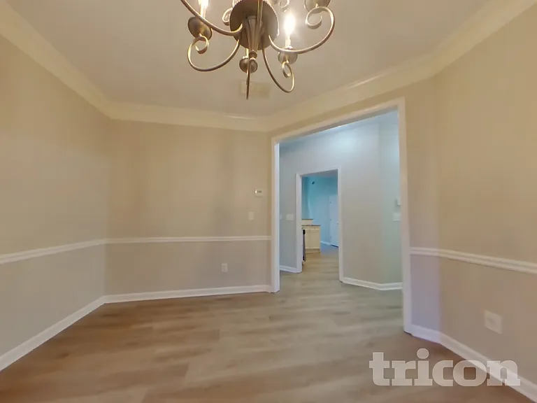 1060 Middlebrooke Dr — Photo 4