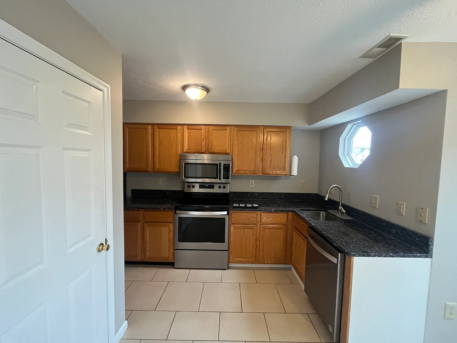 3 bed, 1.5 bath, 1322 sqft, $2,100 — Photo 4