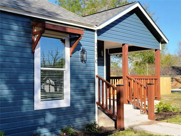 1310 Hoppess St, Bryan, TX 77802