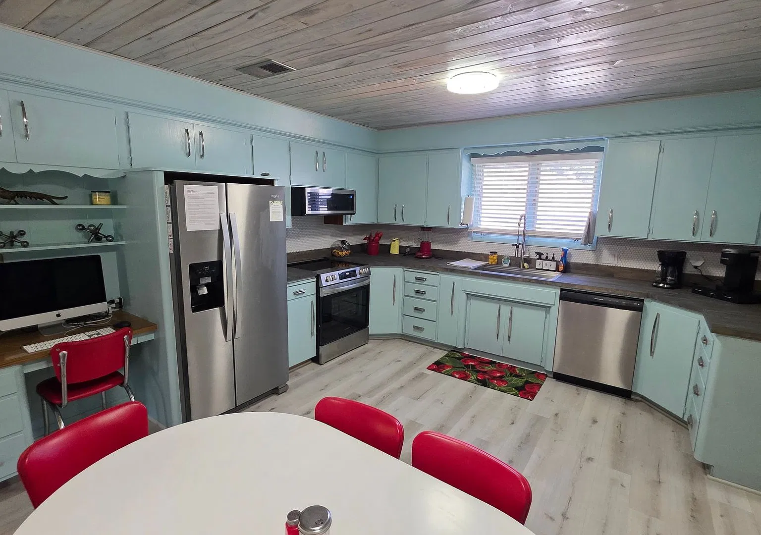 Spacious Fully Furnished 5-Bedroom Home with All Utilities Included — Photo 2