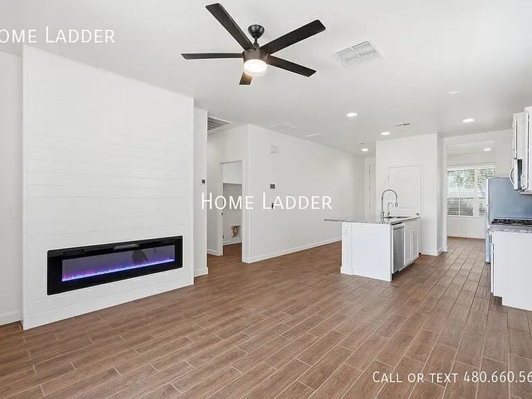 2713 N Camden Dr — Photo 3