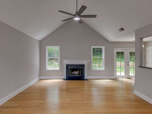 4th image of 210 Eagle Glen Ct