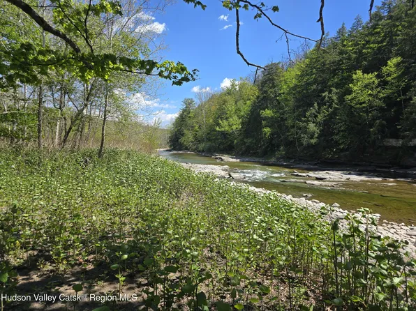 7143 New York 81, East Durham, NY 12423
