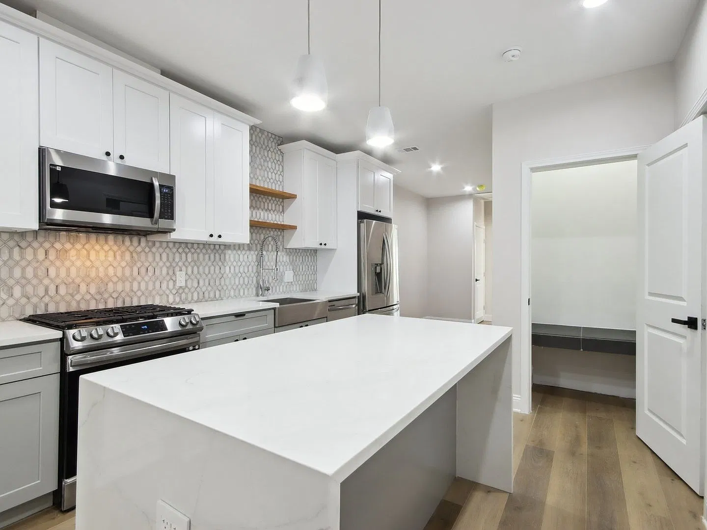 Modern 2-Bed, 2-Bath Condo in Houston Museum District — Photo 2