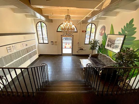 2nd image of 5610 Fernwood Ave #400