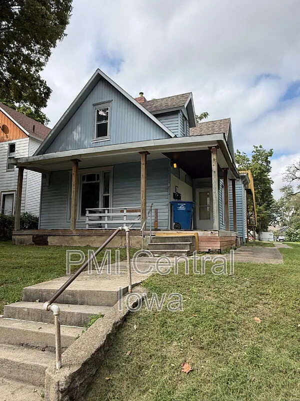 1706 E Walnut St — Photo 1