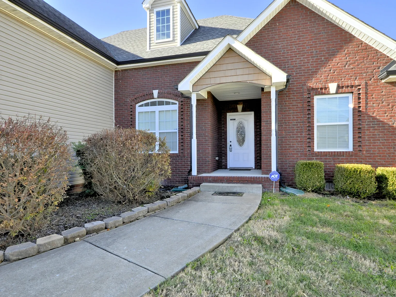 3 bed, 1930 sqft, $2,000 — Photo 3