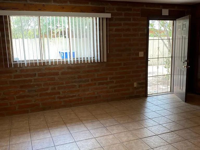 E Blacklidge Dr — Photo 3