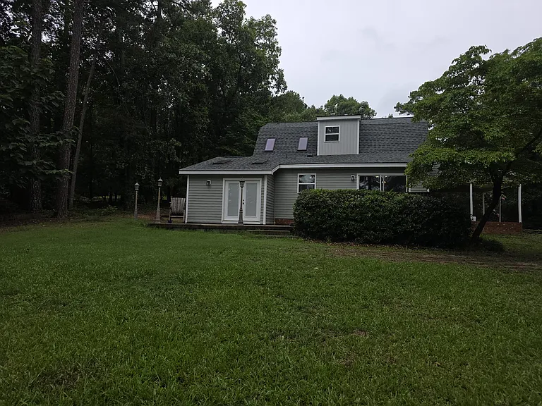 201 Thomas Dr — Photo 1