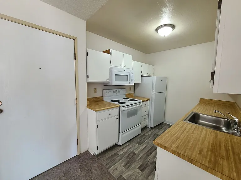 15015 Shoreline Apartments — Photo 26