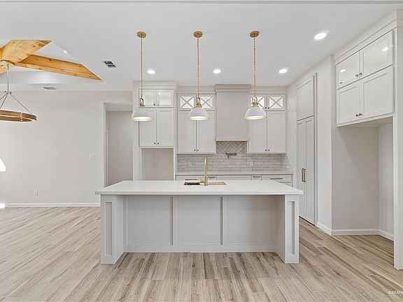 2nd image of 316 Brooks Cr Cir