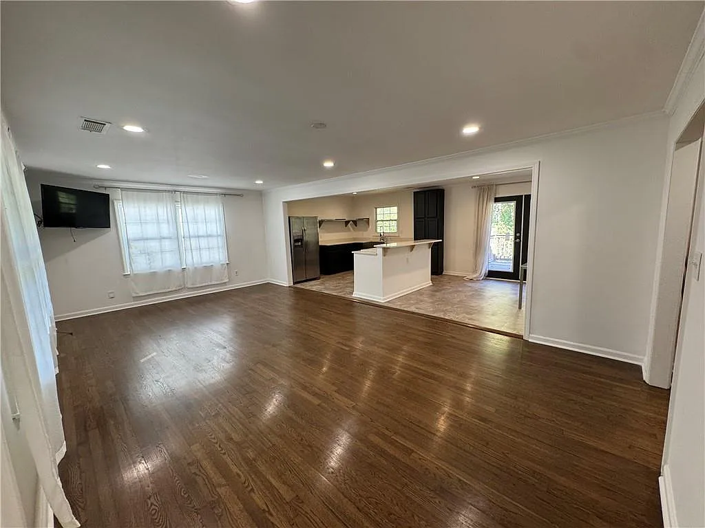 3 bed, 2.0 bath, 1611 sqft, $2,300 — Photo 2