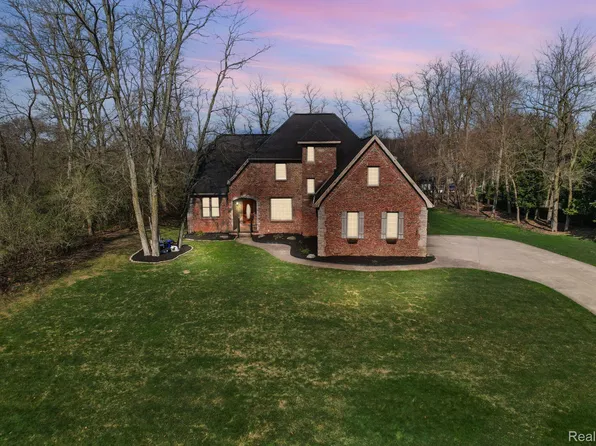 1050 Deer Path Trl, Oxford, MI 48371