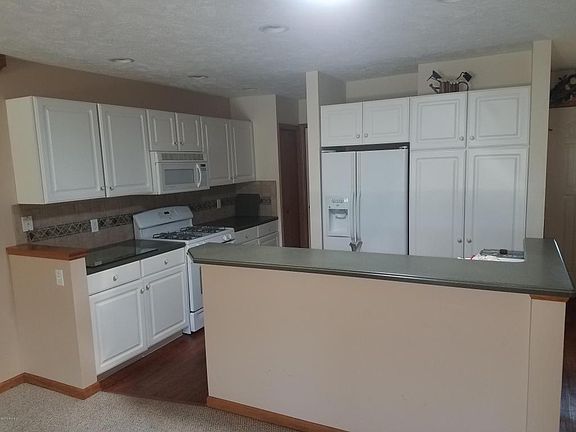 3rd image of 6082 Crystal Dr