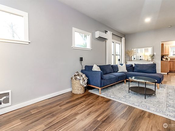 3rd image of 7417 S Oakes Street