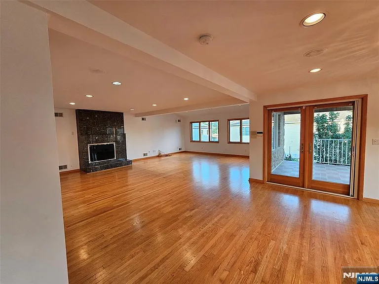 120 Johnson Ave — Photo 25