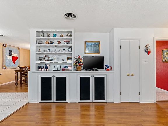 4th image of 300 W Ross Ave