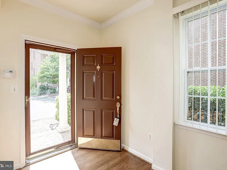 750 Monument Ave — Photo 4