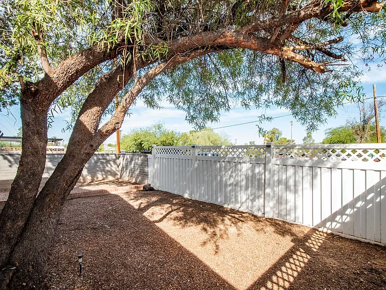 2402 E Copper St — Photo 15