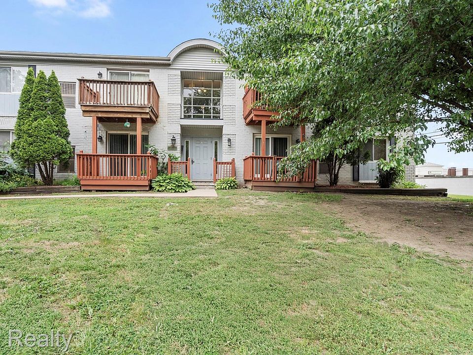 1st image of 1702 Fort St #4