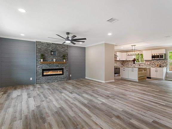 3rd image of 904 Westview Cir