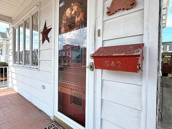 4th image of 542 Chestnut St