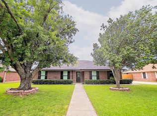 1206 N Saint James Cir, Pilot Point, TX 76258