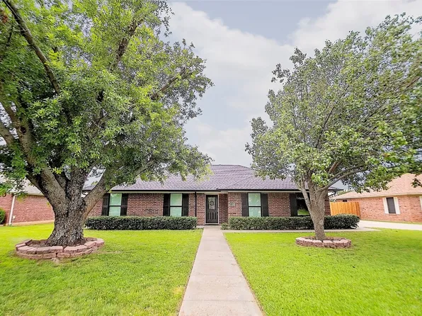 1206 N Saint James Cir, Pilot Point, TX 76258