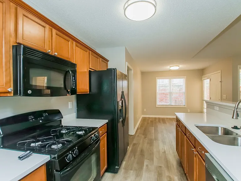 225 Comet Ct — Photo 7