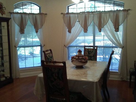 4th image of 1832 Edgewood Dr