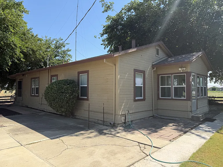 1954 Eucalyptus Ave — Photo 2