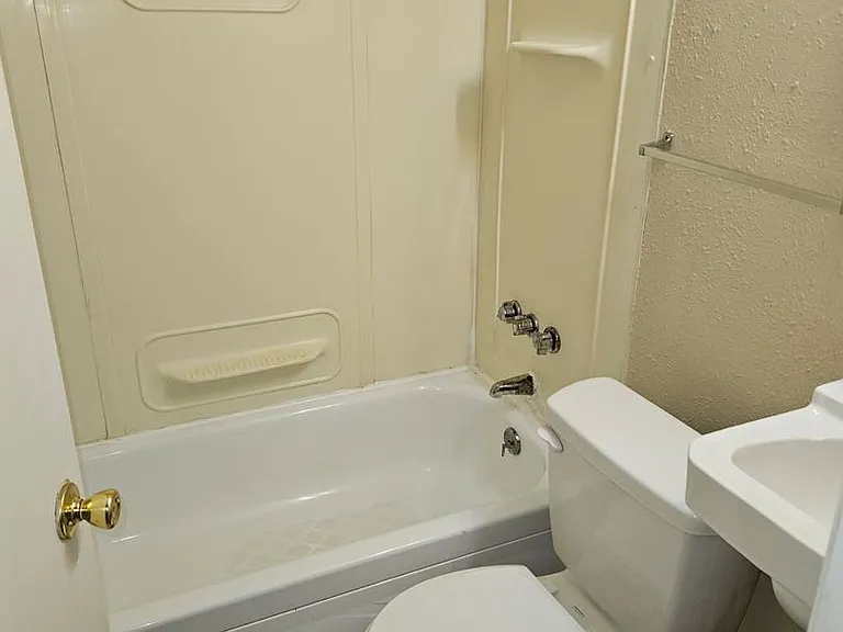 8936 Commercial Blvd — Photo 3