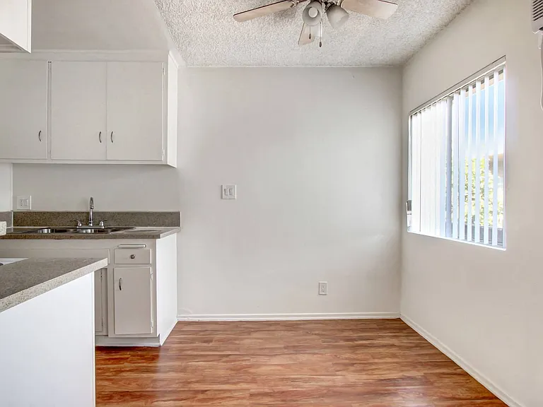 Sepulveda Manhattan Apartments — Photo 11