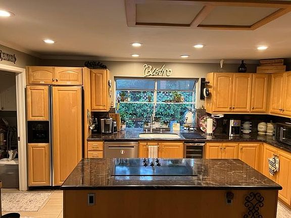 4th image of 553 Suzanne Ct