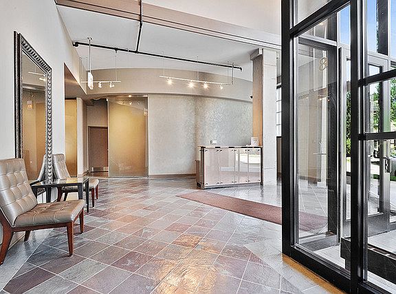 3rd image of 833 W 15th Pl Unit 815-W