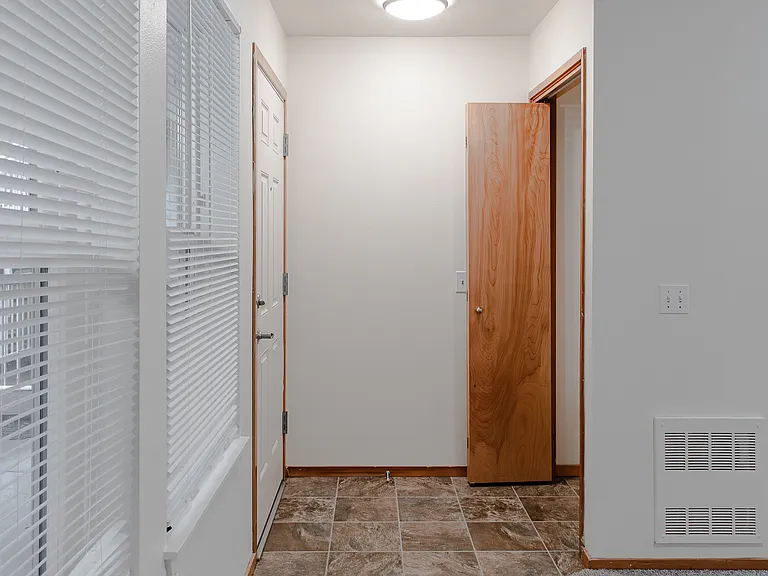 1 BR Entry