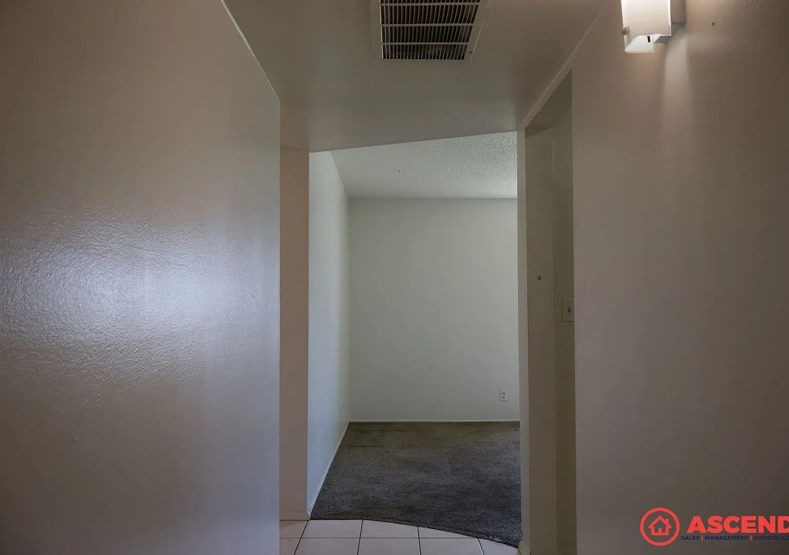 Beautiful 3BR/2BA with Garage Pet Friendly, Utilities Included! — Photo 3