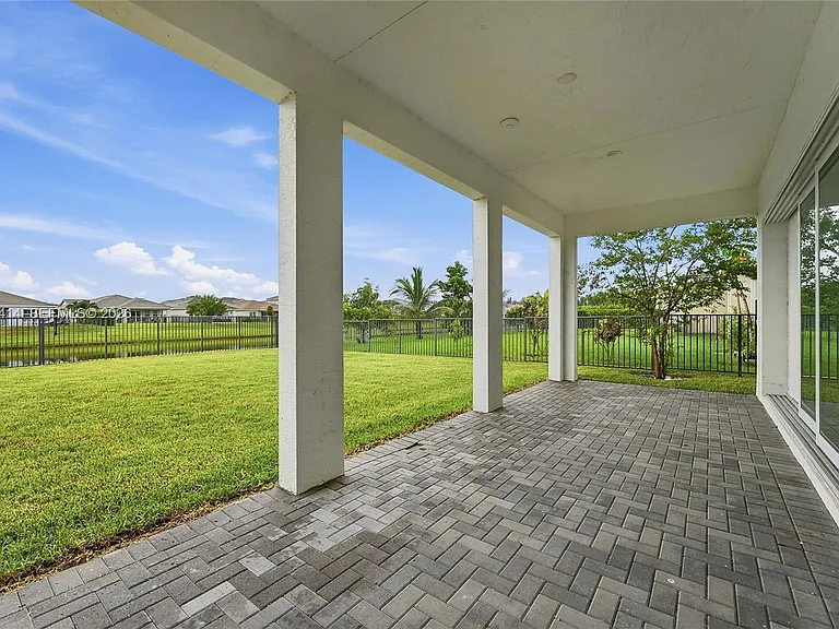 15239 Goldfinch Cir — Photo 39