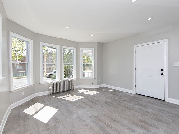 2nd image of 1033 Collings Ave APT 4