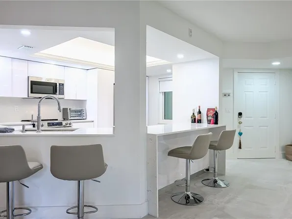 592 Beachwalk Cir #N-202, Naples, FL 34108