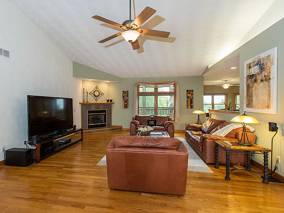 Family room w/ gas fireplace