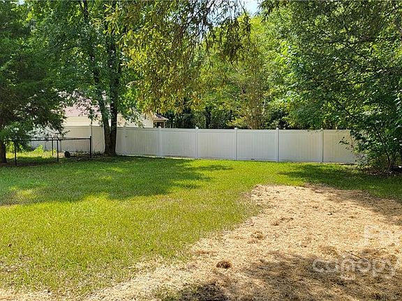3rd image of 1443 Edgewood Dr