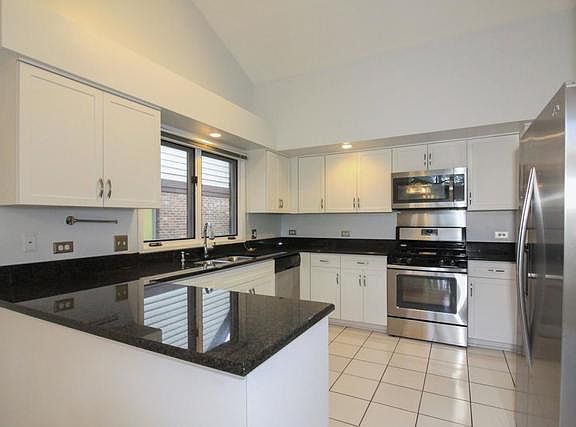 5th image of 890 Villas Ct