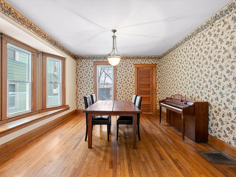925 Westcott St — Photo 10