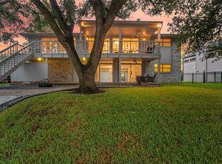 67 Harbor Ln, Kemah, TX 77565